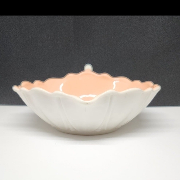 Anchor Hocking Handled Heart Bowl Oyster and Pearl White with Pink, 1938-1940 - Picture 4 of 12